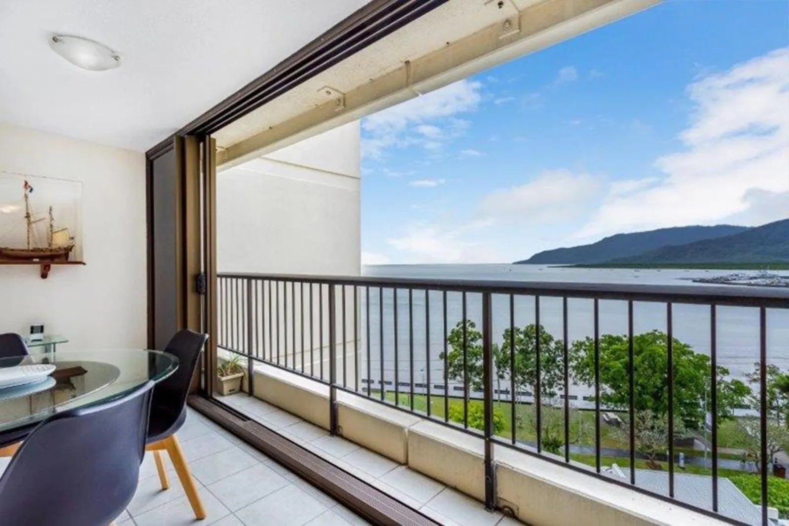 Cairns Ocean View Apartment In Aquarius